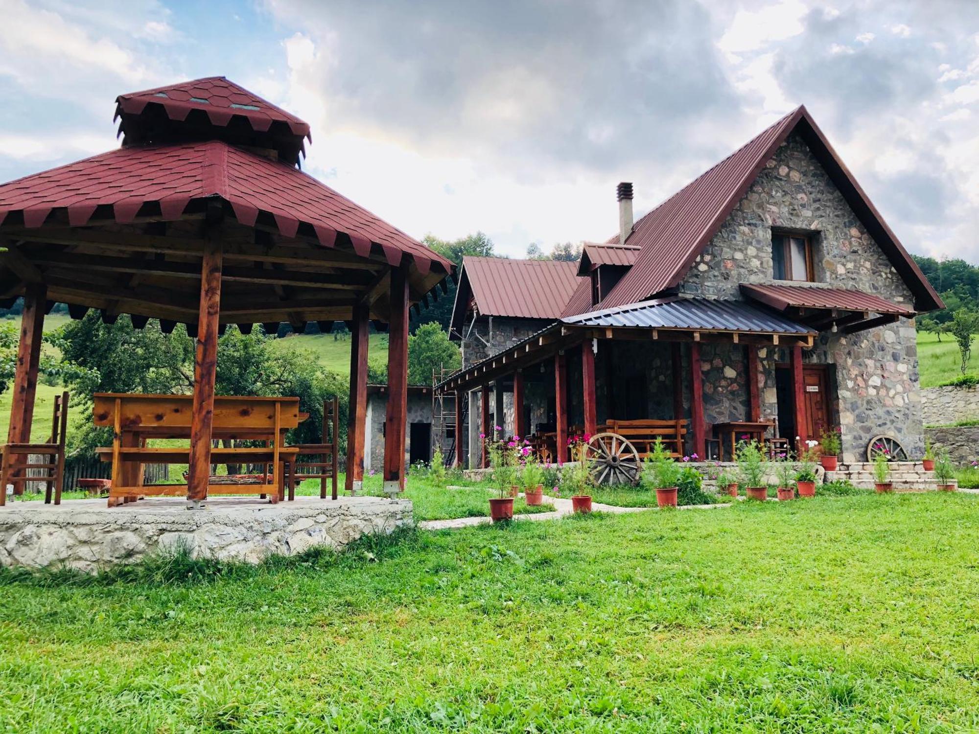 Guesthouse Alpini Lepushe エクステリア 写真